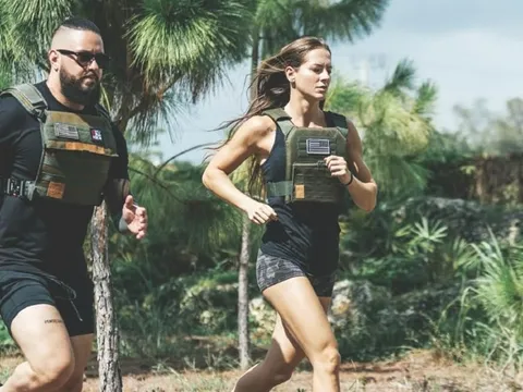 Xu hướng tập luyện 2025: Áo tạ trở thành “vũ khí bí mật” được giới fitness săn đón