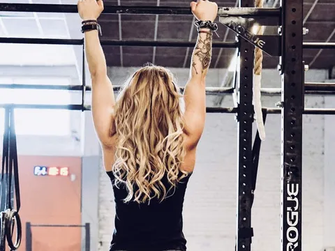 Người phụ nữ gây sốc khi thực hiện hơn 7.000 lần hít xà trong 24 giờ, phá sâu kỷ lục Guinness hiện tại