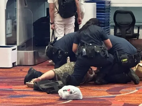 La hét, đập phá thiết bị, người phụ nữ bị cảnh sát khống chế, bắt giữ ngay giữa sân bay