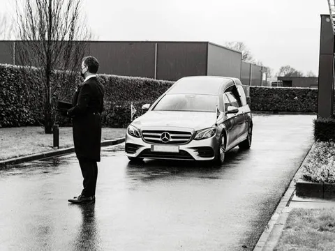 Cô gái dành hai năm đi dự đám tang chỉ để... được yêu