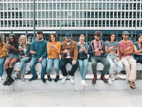 Vì sao Gen Z dần quay lưng với smartphone, trở về thời điện thoại nắp gập?