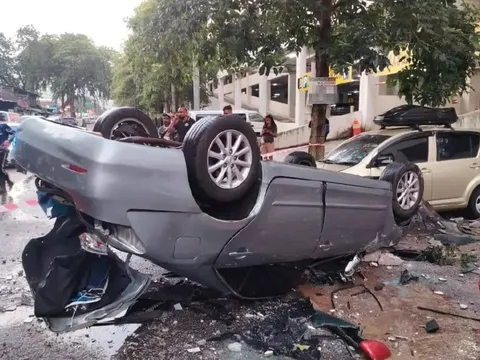 Nhân viên rửa xe nhấn nhầm chân ga khiến ô tô lao khỏi tầng 3