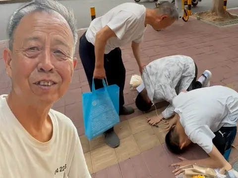 Câu chuyện cảm động về 2 anh em song sinh được ông bà nuôi dưỡng, tường nhà phủ kín giấy khen