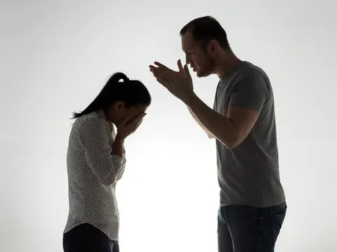 Không kịp quay video vì phải... rửa bát, vợ kiện chồng ra tòa