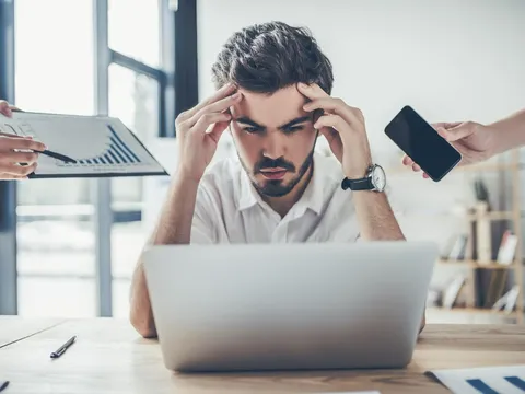Nam giới trẻ tuổi phải "nín thở" nơi công sở: Khi 'kỳ thị ngược' trở thành nỗi ám ảnh
