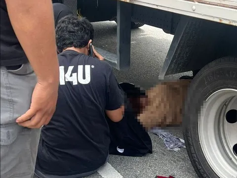 Tài xế mở cửa bất cẩn khiến người phụ nữ ngã xuống đường, bị xe tải cán tử vong ngay trước mặt con