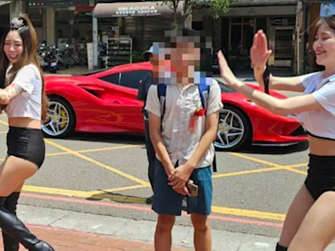 Phụ huynh gây sốc khi thuê vũ công múa cột "nóng bỏng" để chúc mừng con tốt nghiệp