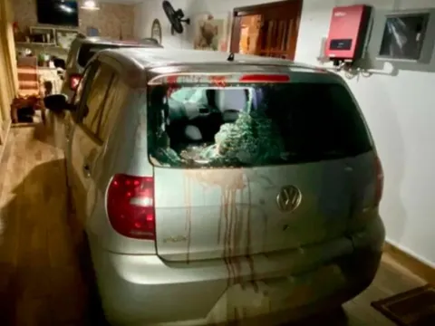 Người đàn ông kinh hoàng phát hiện thi thể một phụ nữ nằm trên nóc xe của mình: Tiết lộ sốc từ camera an ninh về cú đâm bí ẩn