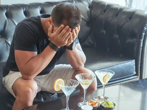 Không uống rượu nhưng vẫn bị bắt chia tiền, tôi từ chối thì bị "đuổi" khỏi nhóm bạn thân