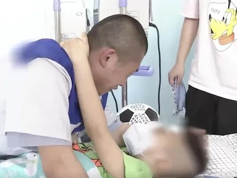 “Bố ngoan nhé, bố về trại đi”: Nghẹn lòng lời cuối của bé trai 9 tuổi dành cho bố trước khi qua đời