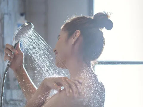 Chuyên gia cảnh báo: Đừng tắm nước lạnh trong ngày nắng nóng nếu bạn không muốn gặp nguy hiểm