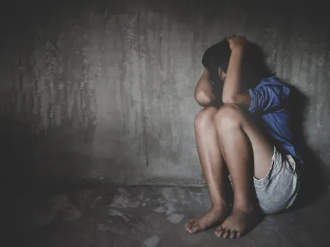 Bé gái khuyết tật nghi bị mẹ và cha dượng bạo hành đến tử vong