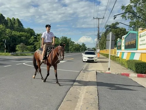 Tiết kiệm tiền xăng, nam sinh Thái Lan cưỡi ngựa đi học mỗi ngày