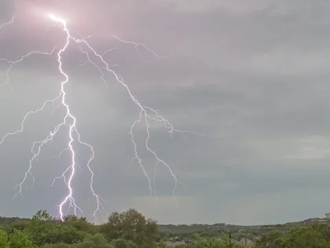 Người đàn ông bị sét đánh tử vong khi đang hưởng tuần trăng mật bên vợ: Điều kỳ lạ nằm ở bầu trời trong xanh