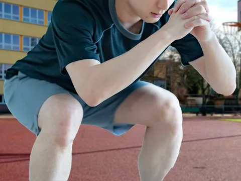 “Chỉ là 1.000 lần squat thôi mà”: Cậu bé 15 tuổi suy thận nặng, cha mẹ cạn tiền chỉ vì một bài học “kỷ luật”