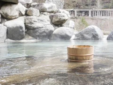 Tắm suối nước nóng về, bé gái 5 tuổi hôn mê sâu vì nhiễm ký sinh trùng ăn não nguy hiểm