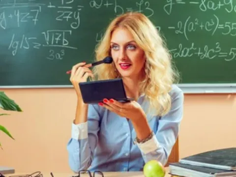 Cô giáo uống rượu giữa lớp, nhảy Macarena, chửi bới học sinh và cái kết