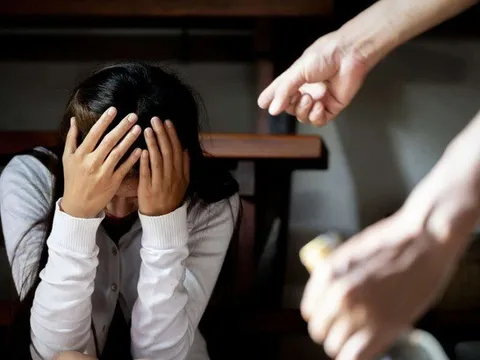 Không trả lời “em đã ăn cơm chưa?”, cô giáo bị chồng đánh tới tấp trước mặt học sinh