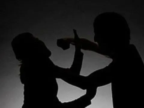 Bị mắng vì vay tiền không trả, người giúp việc bỗng nổi điên, ra tay tàn độc với mẹ con chủ nhà