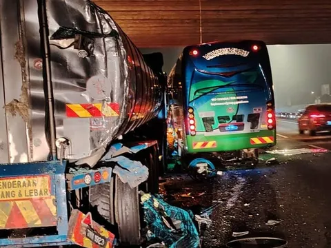 Xe khách biến dạng, công nhân la hét cầu cứu: Tai nạn liên hoàn trên cao tốc khiến 2 người chết, 16 người bị thương