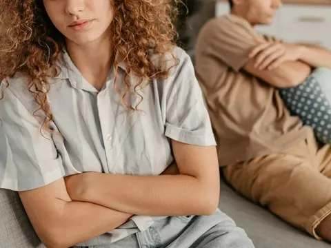 Yêu nhau 6 năm, anh vẫn chọn lễ hội, nhậu nhẹt thay vì dự đám cưới em gái tôi: "Tiệc gia đình chán lắm"