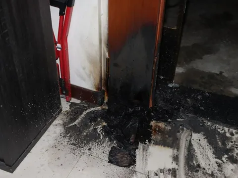 Bị bà ngó lơ, không cho vào nhà, nam thanh niên phóng hỏa ngay trước cửa để trả đũa và cái kết đắng ngắt