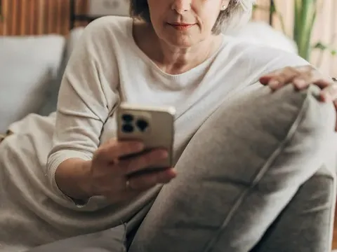 Mẹ chồng theo dõi từng bước chân của chồng tôi qua app, tôi phát hoảng vì sự kiểm soát thái quá