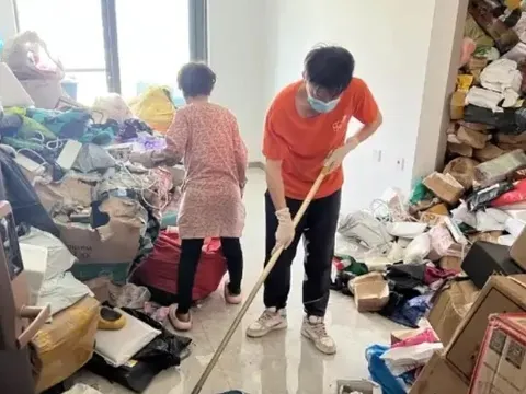 Căn hộ bốc mùi, ruồi gián đầy hành lang: Tất cả bắt đầu từ thói quen mua sắm online của bà cụ U70