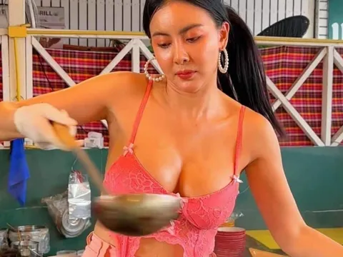 Ăn mặc táo bạo để vào bếp nấu ăn, cô chủ nhà hàng Thái Lan khiến khách kéo đến nườm nượp