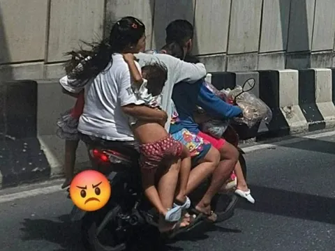 Cả gia đình 7 người "chênh vênh" trên 1 chiếc xe máy, trẻ nhỏ suýt tuột khỏi tay mẹ khiến dân mạng phẫn nộ