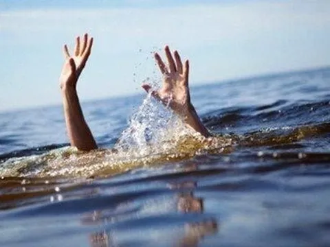Người đàn ông quên mình cứu cô gái đuối nước rồi bỏ mạng, vợ gục ngã khi nhận thi thể chồng