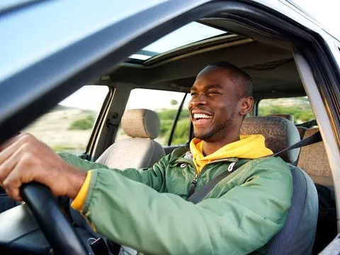 Chồng lái xe đi nghỉ mát, quên luôn vợ ở trạm xăng suốt 5 tiếng mà không hề hay biết