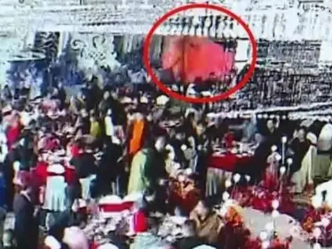 Đám cưới trong mơ hóa ác mộng vì “video nóng” phát nhầm trên màn hình, hai họ đỏ mặt giữa lễ đường