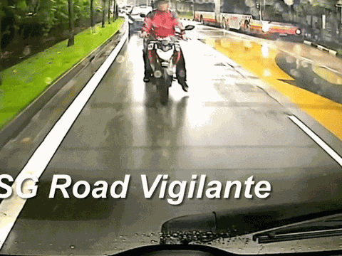 Clip: Ô tô phanh gấp, vô tình khiến 2 thanh niên đi xe máy ngã sõng soài giữa trời mưa