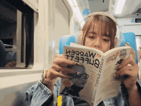 Tưởng bình yên đọc sách trên tàu, cô gái trẻ bất ngờ bị mảnh kính găm vào mặt chỉ vì một trò đùa ác ý