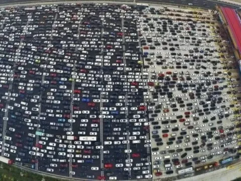 Vụ kẹt xe kinh hoàng nhất lịch sử Trung Quốc: 100km tê liệt suốt 12 ngày, hàng trăm nghìn người vật vờ giữa quốc lộ