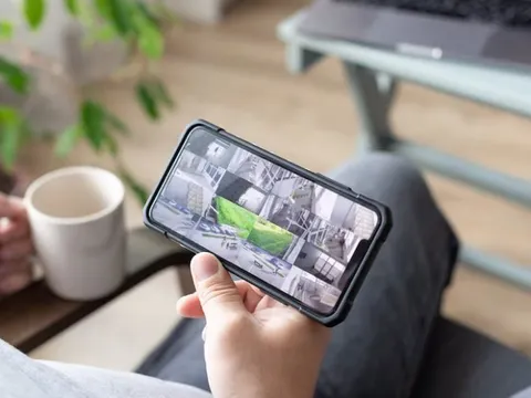 Bật camera xem con, vợ chồng tá hoả khi nghe thấy giọng người cũ vang lên