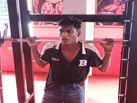 Trộm thiết bị phòng gym, nam thanh niên bị "ép" tập thể hình đến mức thở không ra hơi, khóc lóc van xin