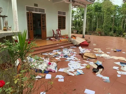 Say rượu về nhà, chồng không được vợ mở cửa liền “nổi điên” đập phá, ném hết đồ đạc ra sân