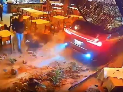 SỐC: Bị đuổi khỏi nhà hàng, người đàn ông lái Lexus tông sập tường trả thù như phim hành động