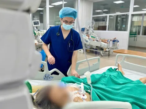 Xơ gan vì rượu: Nhiều bệnh nhân lần lượt nhập viện, bác sĩ gọi đây là "ngòi nổ sẵn có"