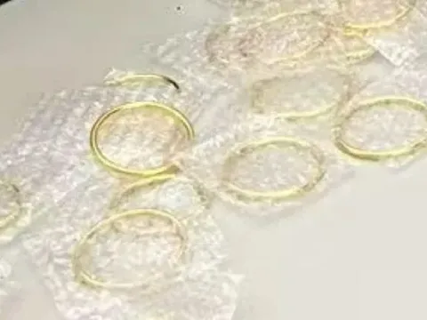 Cụ bà nhặt được hộp rác chứa số vàng trị giá cả tỷ đồng, hành động sau đó khiến ai cũng nể phục