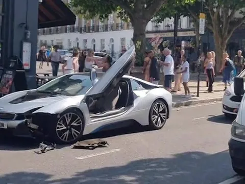 Clip: Cô gái bước ra từ BMW tiền tỷ, hành xử “khó đỡ” sau va chạm giao thông khiến ai cũng ngán ngẩm