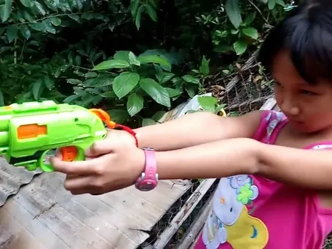 Món quà cha mẹ tặng lại khiến bé gái suýt bị mù: Bác sĩ cảnh báo điều này