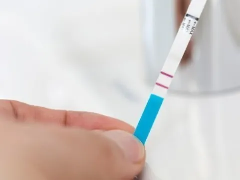 Dùng que thử thai "cho vui", nhưng kết quả lại khiến nam thanh niên "ngã ngửa"