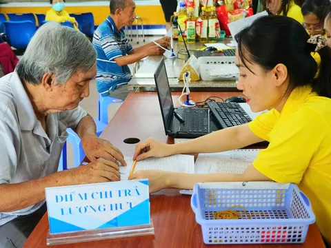 Người hưởng trợ cấp hưu trí cần biết: Khi nào được chi trả hàng tháng?