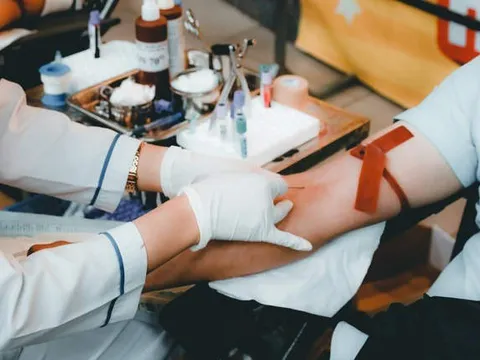 Bị ép hiến máu để đổi lấy tín chỉ tốt nghiệp, nữ sinh bật khóc vì đau đớn, HLV nhận cái kết đắng