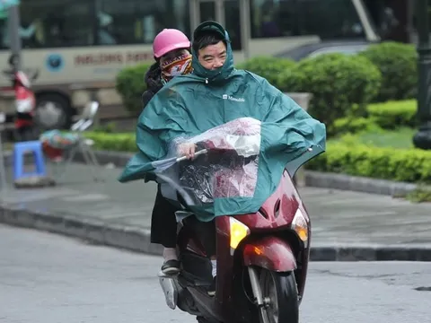 Dừng xe mặc áo mưa có thể bị phạt tới 14 triệu đồng trong trường hợp này
