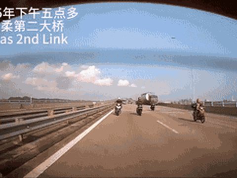 Clip: Xe bồn chở hóa chất rơi xuống biển sau tai nạn, một cảnh báo rủi ro môi trường lập tức được đưa ra