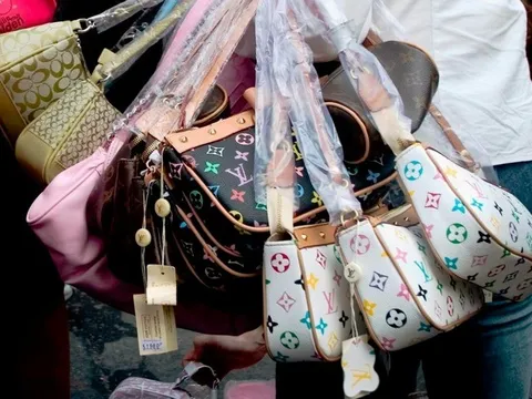 Hà Nội: Tạm giữ gần 2.500 sản phẩm thời trang nghi giả mạo Louis Vuitton, Chanel, Dior...